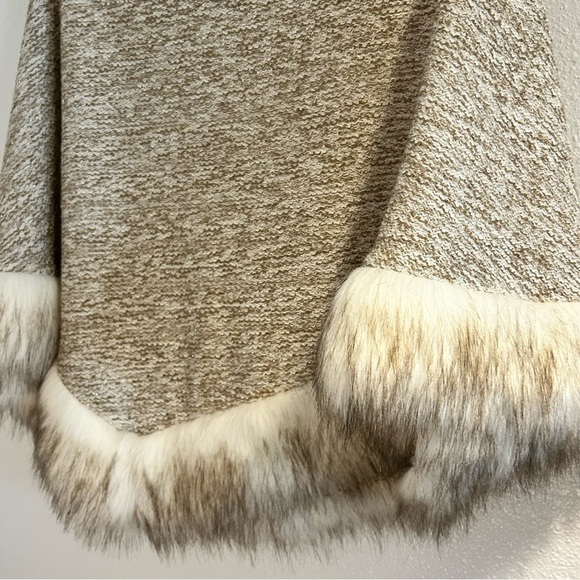 JM Collection Women's Sweater with Faux Fur Trim Size Small Medium - Picture 5 of 8